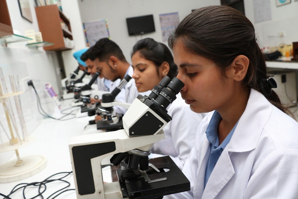 DMLT Jobs in Pune – Latest Opportunities for Medical Lab Technicians